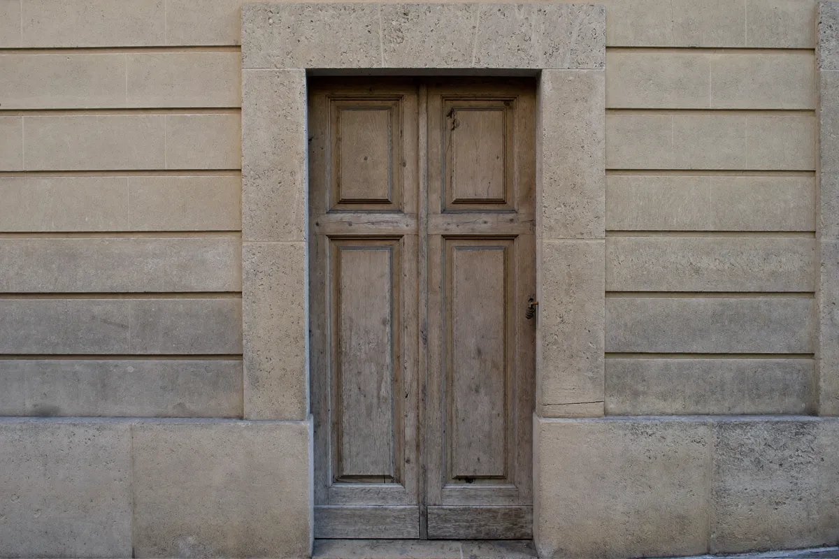 Porte et bois ancien dans une façade de pierre à La Rochelle